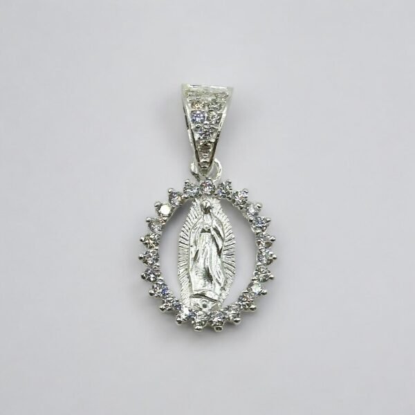 Dije de la virgen con circulo de piedras