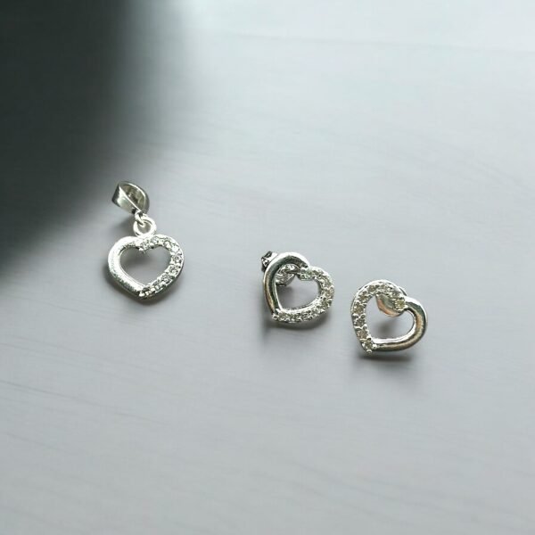 Conjunto de corazones con mitad de piedra
